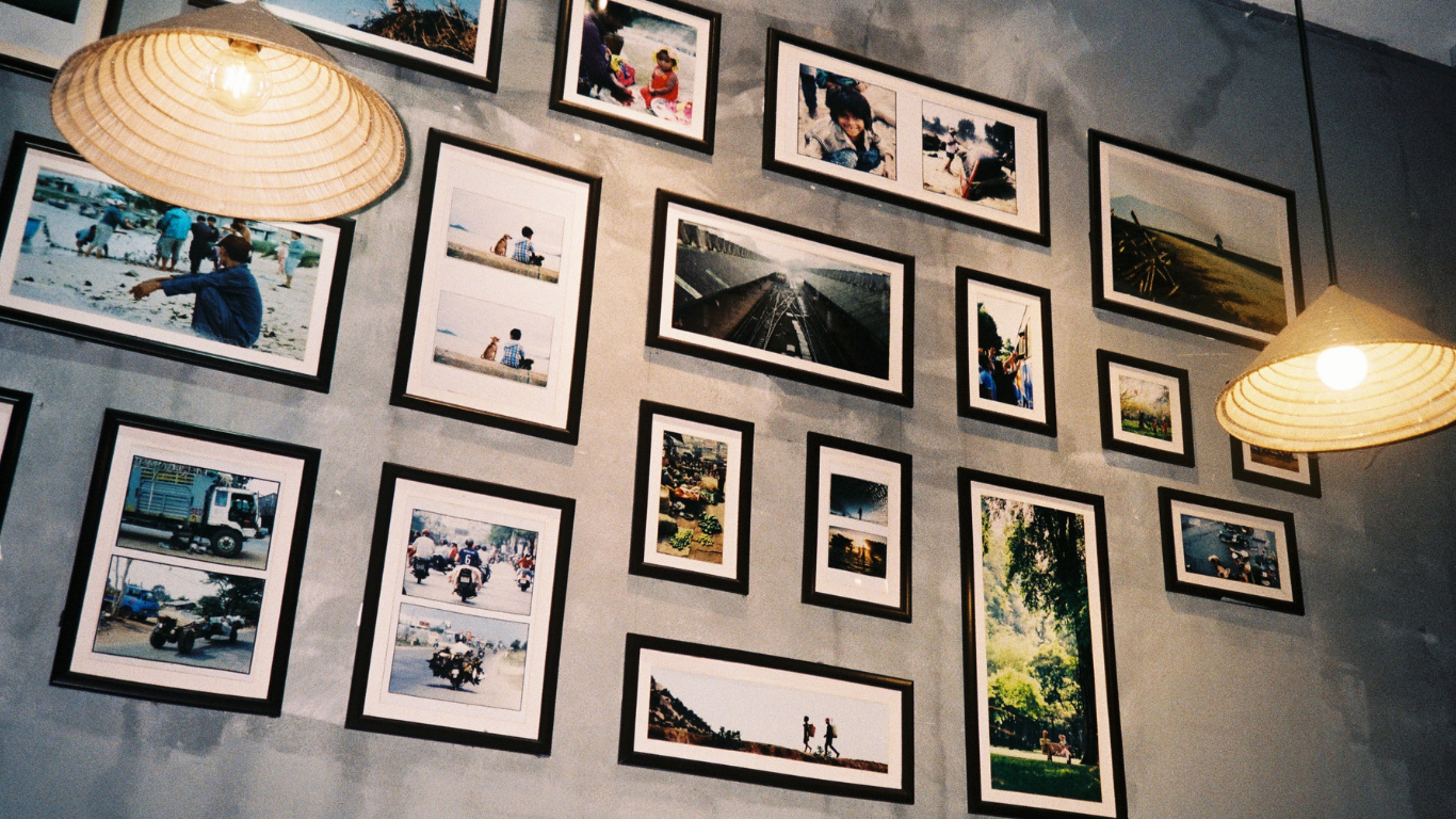 fotolijsten - fotos interieur - fotos koesteren - herinneringen - memories - verlies - rouw - verdriet - gemis